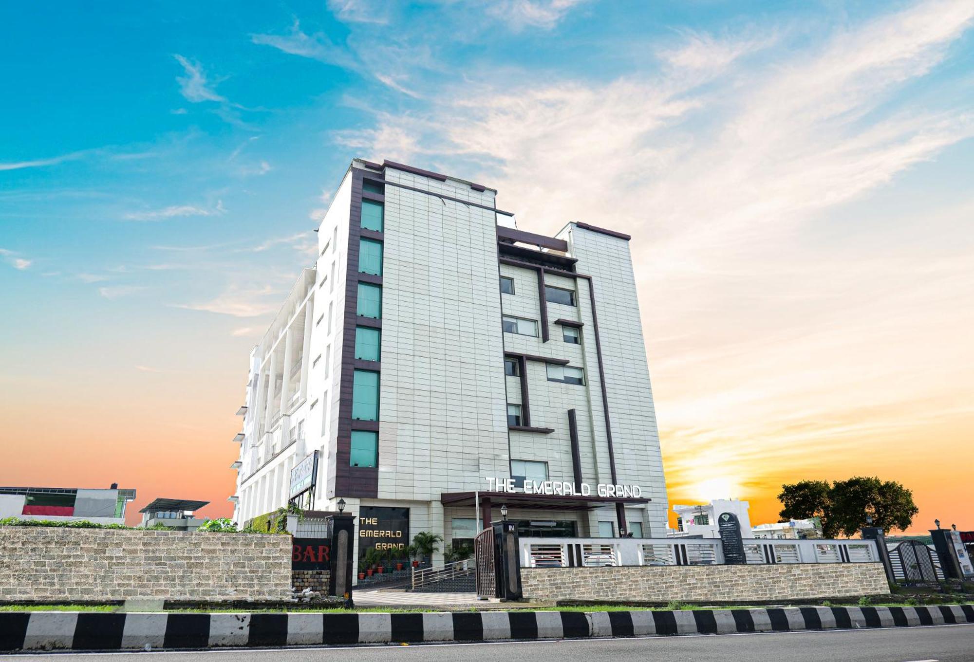 The Emerald Grand دهرادون المظهر الخارجي الصورة